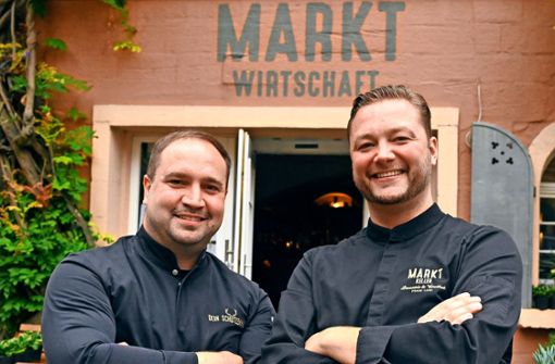 Küchen-Fusion: Sebastian Maier (links) kommt zu Frank Land in die Marktwirtschaft. Foto: Werner Kuhnle