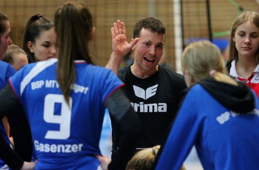 Talente unter sich: Trainer Sebastian Schmitz und seine Stuttgarter Nachwuchs-Volleyballerinnen Foto: Baumann