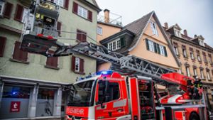 Die Feuerwehr musste zwei Bewohner aus ihrer Wohnung in der Esslinger Altstadt retten. Sie wurden in ein Krankenhaus gebracht. Foto: SDMG
