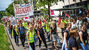Der Demonstrationszug vom Stadtgarten zum Schlossplatz in Stuttgart war am Donnerstag größer als von der Gewerkschaft erwartet. Foto: Lichtgut/Christoph Schmidt