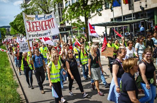 Der Demonstrationszug vom Stadtgarten zum Schlossplatz in Stuttgart war am Donnerstag größer als von der Gewerkschaft erwartet. Foto: Lichtgut/Christoph Schmidt