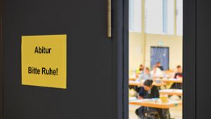 Angespannte Ruhe in der Schulsporthalle: Zurzeit wird auch an den Stuttgarter Gymnasien wieder die Abiturprüfung geschrieben. Foto: Lichtgut/Max Kovalenko
