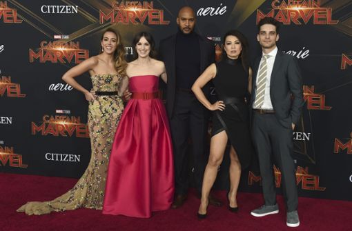 Die Marvel-Stars posieren gemeinsam auf dem roten Teppich (v.l n. r.): Chloe Bennet, Elizabeth Henstridge, Henry Simmons, Ming Na-Wen, Jeff Ward` Foto: AP