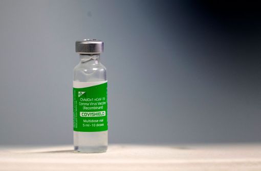 Eine Flasche des Impfstoffs Astrazeneca. Foto: AFP/KHALED DESOUKI