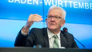 Winfried Kretschmann begründet die Beschlüsse der Bund-Länder-Konferenz. Foto: dpa/Sebastian Gollnow