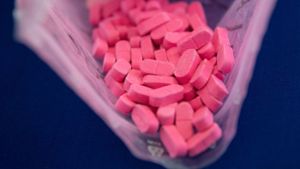 Diese Ecstasy-Tabletten wurden von der Polizei sichergestellt. (Archivbild) Foto: dpa/Boris Roessler