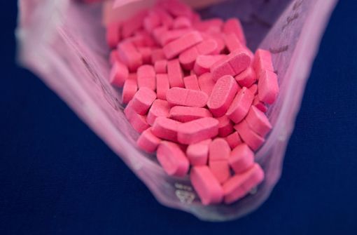 Diese Ecstasy-Tabletten wurden von der Polizei sichergestellt. (Archivbild) Foto: dpa/Boris Roessler