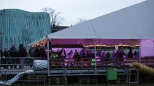 Die Eisbahn  im Park der Schwabenlandhalle war für viele Weihnachtsmarkt-Fans ein ungewohnter Anblick. Doch die Resonanz auf den neuen Standort ist vielversprechend. Foto: Patricia Sigerist