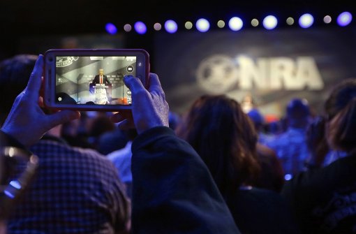 In seiner Rede vor der Jahresversammlung der NRA sagte Trump, er werde als Präsident das Recht auf Waffenbesitz verteidigen. Foto: AP