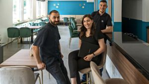 Cihan und Dilan Temirci mit Ali Kaya (hinten) in ihrem Restaurant MuTzo. Foto: Jürgen Bach