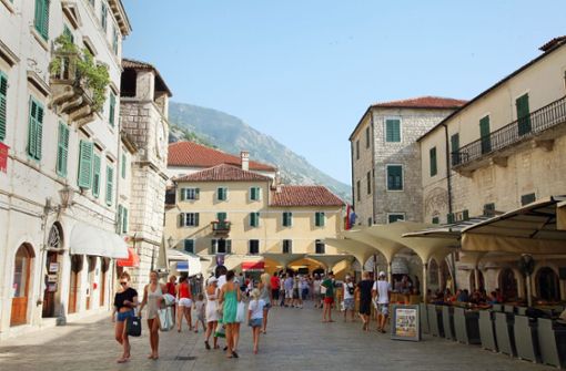 Montenegro ist im Sommer 2021 ein beliebtes Urlaubsland geworden: Touristen in der Altstadt von Kotor Foto: imago/ stock&people