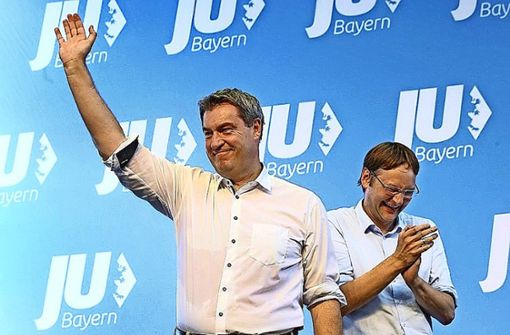 Durchgeschwitzt: Ministerpräsident Markus Söder nach seiner Rede vor der Jungen Union. Auch Hans Reichart, Landesvorsitzender der JU, applaudiert. Foto: dpa