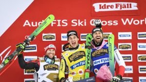 Daniel Bohnacker (Mitte) bejubelt seinen zweiten Weltcup-Sieg in Idre Fjäll. Foto: AP/Pontus Lundahl