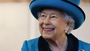 Die britische Königin Elizabeth II. lernte im Krieg bei der Frauenabteilung des britischen Heeres Autos zu reparieren. Angeblich hatte sie einen waghalsigen Fahrstil. Nun wird sie 94 Jahre alt – und lässt fahren. Foto: AFP/TOLGA AKMEN