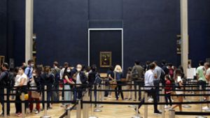 Vor dem Bild der Mona Lisa ist eine Zick-Zack-Absperrung aufgebaut. Das gehört zu den Corona-Regeln im Louvre, der nach vier Monaten wieder geöffnet hat. Foto: AP/Thibault Camus