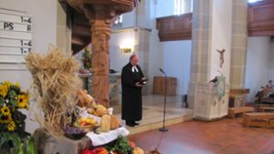 Pfarrer Ernst-Martin Lieb  (oben) freut sich in der Martinskirche über gute Gaben. Damit meint er auch eine hohe Einzelspende für die neue Orgel. Foto: Cedric Rehman