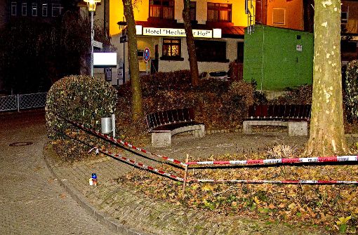 Kreidestriche auf dem Pflaster markieren den Tatort in einer  kleinen Grünanlage in Hechingen. Foto: www.7aktuell.de | Timo Sturhmann