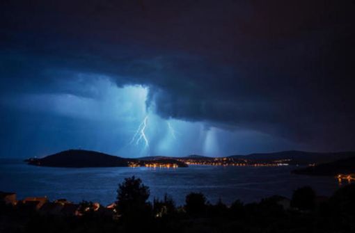 Regen, Hagel und Sturm häufen sich in diesem Sommer: Ein Unwetter an der kroatischen Küste Foto: Alamy Stock Photo/Joachim Bago