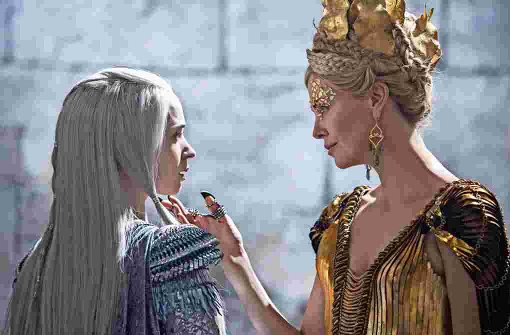 Emily Blunt (links) und Charlize Theron in „The Huntsman & The Ice Queen“ Foto: Universal