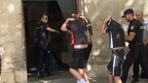 Die Verdächtigen sollen eine  Touristin in einem Hotelzimmer am Ballermann vergewaltigt haben. Foto: dpa/Carlos Herrera
