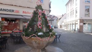 Volksfestverein schmückt den Erbsenbrunnen zu Ostern
