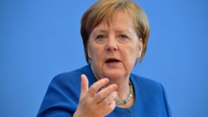Kanzlerin Merkel mahnt, soziale Kontakte wo es geht zu vermeiden. Foto: AFP/TOBIAS SCHWARZ