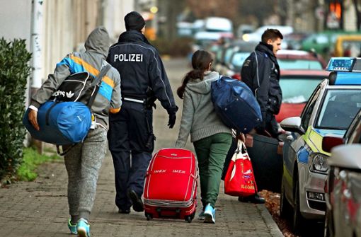 Nicht mit Zwang, wie hier bei einer Abschiebung, sondern mit Anreizen für eine freiwillige Rückreise von Flüchtlingen hat sich der Ludwigsburger Kreistag befasst. Foto:  