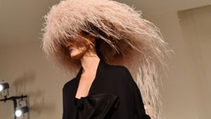 Federleicht: Valentino zeigte Hüte aus Federn. Foto: Getty Images Europe