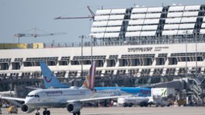 Auf dem Flughafen Stuttgart stehen zahlreiche Flugzeuge am Boden. Foto: dpa/Marijan Murat