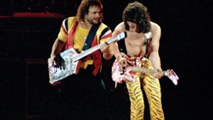 Eddie Van Halen (rechts) in einem für ihn typischen Outfit und mit der für ihn typischen Gitarre 1984 bei einem Konzert im kalifornischen Inglewood Foto: imago images/MediaPunch/Kevin Estrada
