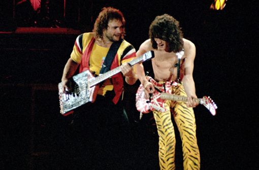 Eddie Van Halen (rechts) in einem für ihn typischen Outfit und mit der für ihn typischen Gitarre 1984 bei einem Konzert im kalifornischen Inglewood Foto: imago images/MediaPunch/Kevin Estrada