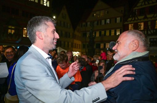 Bei seiner Wiederwahl bekam  Boris Palmer (l.) noch  Glückwünsche von Rezzo Schlauch. Foto: dpa/Bernd Weißbrod