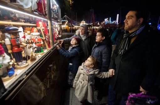 Familie Kara auf dem Stuttgarter Weihnachtsmarkt Foto: dpa
