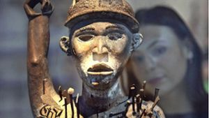 Eine Ritualfigur aus Angola steht  in der Ausstellung „Wo ist Afrika?“ im Linden-Museum in einer Vitrine. Das Linden-Museum zeigt eine Neupräsentation seiner Afrika-Sammlungen. Foto: dpa