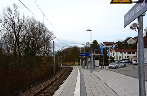 Die zusätzliche Buslinie würde auch am Bahnhof Erdmannhausen halten. Foto: Sandra Brock