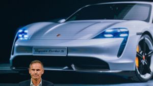 Ein Mann und ein Auto: Porsche-Chef Oliver Blume hält wenig von wenig von Regulierungen. Foto: Getty Images/Sascha Schuermann