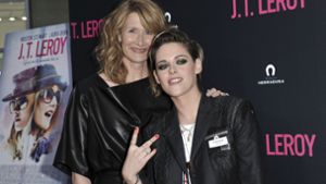 Kristen Stewart (rechts) und Laura Dern spielen im Film „J.T. LeRoy“ die Hauptrollen. Foto: AP