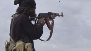 Ein Kämpfer des islamischen Staates feuert sein Kalaschnikow-Sturmgewehr in Syrien auf Foto: dpa/Uncredited