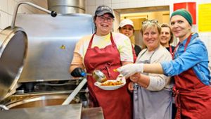 Renate Zengerling (Mitte) und ihre Kochgruppe „Die Goldenen Löffel“ haben ein neues Gericht im Speiseplan: Chili sin Carne. Foto: / Stefanie Schlecht