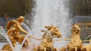 Fontänenspektakel: Der Brunnen des Apollo-Wagens wird nach der Renovierung im Park des Schlosses von Versailles wieder mit Wasser versorgt. Foto: Thomas Padilla/AP