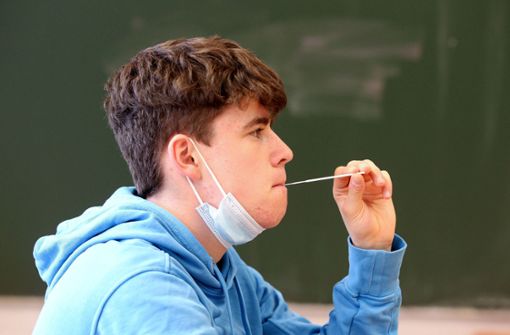 Selbst Schüler lutschen lieber am Stäbchen, statt damit in der Nase zu popeln. Foto: imago images/Eibner