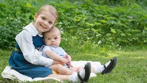 Die vierjährige Estelle mit ihrem Bruder Oscar. Foto: Kate Gabor/Kungahuset.se