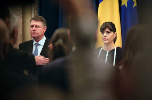 Der rumänische Staatspräsident Klaus Iohannis entließ erst in diesem Jahr die Chef-Korruptionsermittlerin Laura Kövesi (re.) Foto: dpa