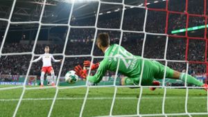 Showdown in Leipzig: Bayern-Torwart Sven Ulreich hält den letzten Elfmeter von Timo Werner. Foto: dpa