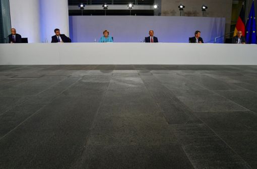 Großer Wurf? Kanzlerin Angela Merkel und ihr Stellvertreter, Finanzminister Olaf Scholz stellen das Hilfsprogramm der Koalition zur Eindämmung der Folgen der Corona-Krise vor. Foto: dpa/John Macdougall