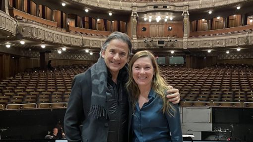 Intendant Tamas Detrich steht mit der neuen Ballettmeisterin Elizabeth Toohey auf der Bühne im Opernhaus. Foto: SB/Roman Novitzky