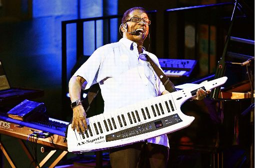 Gut aufgelegt war  Herbie Hancock am Montag – sogar  sein Umhänge-Keyboard brachte er zum Einsatz. Foto: Opus/Reiner Pfisterer