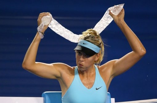 Eispackung für den Nacken von Maria Sharapova: Bei den Australian Open macht den Spielern die Hitze mächtig zu schaffen. Foto: Getty Images AsiaPac