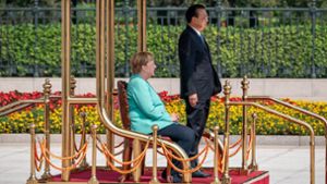 Angela Merkel sitzt neben Chinas Regierungschef Li Keqiang beim Empfang in Peking. Foto: dpa