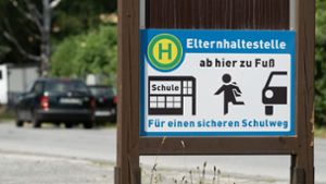 Ein Schild mit der Aufschrift „Elternhaltestelle“ steht auf einem Parkplatz im sächsischen Bielatal. Elterntaxis sind seit Jahren ein umstrittenes Thema. Foto: dpa/Sebastian Kahnert